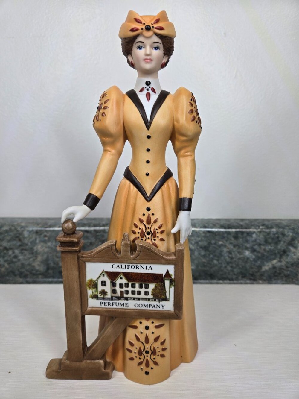 2013 Avon Mrs. Albee President's Club Award Porcelain Figurine